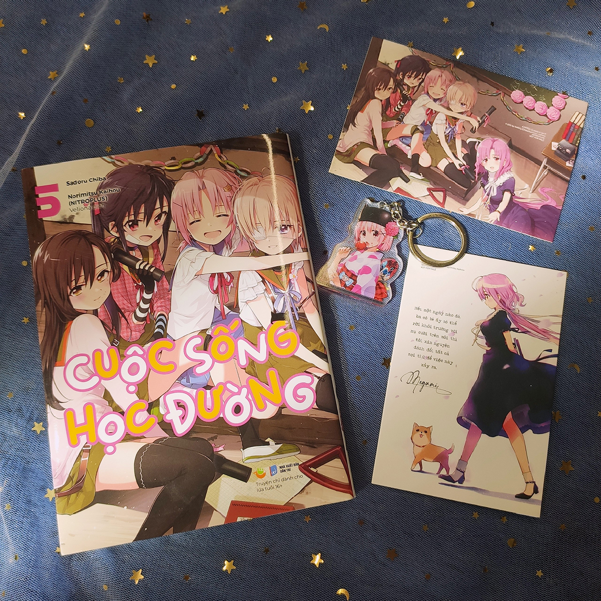 bộ cuộc sống học đường - tập 5 - bản đặc biệt - tặng kèm 2 postcard + 1 bìa áo bonus + 1 móc khóa acrylic - Ảnh 7