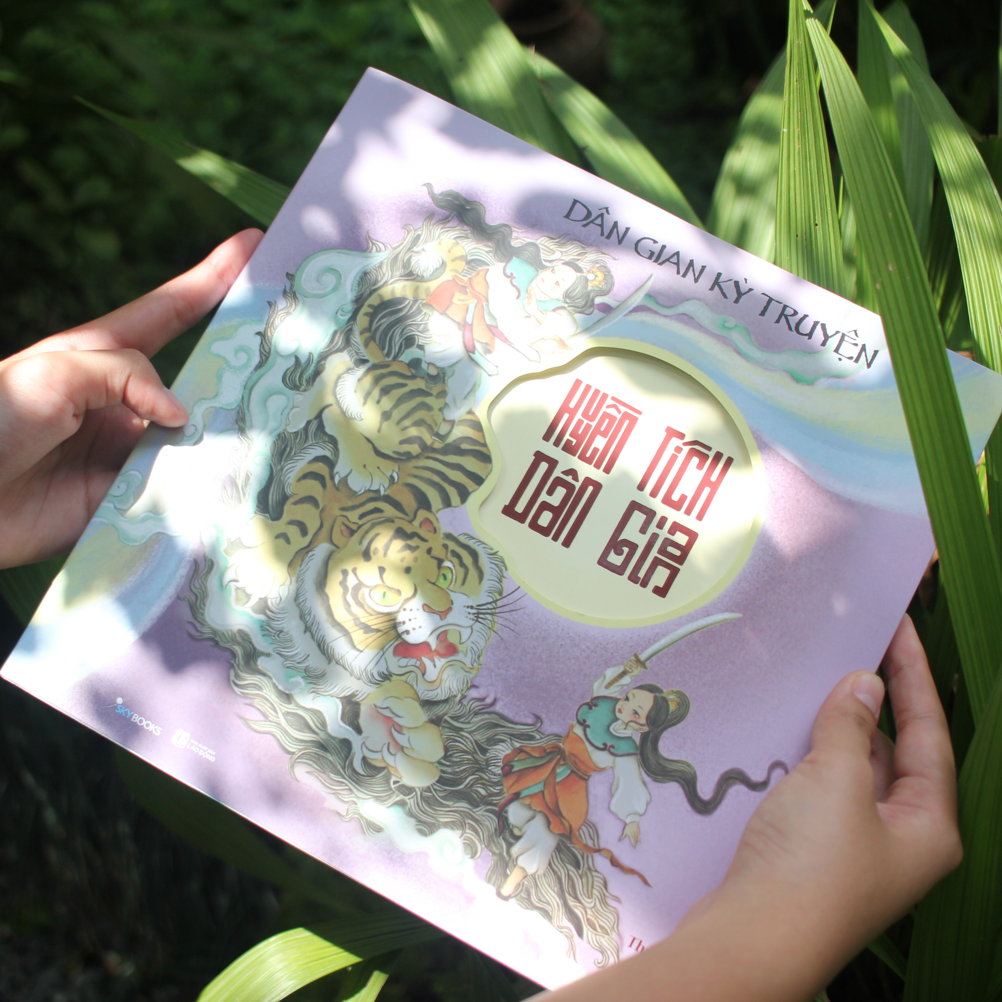Bộ Sách Huyền Tích Dân Gian - Huyền Sử Việt + Dân Gian Kỳ Truyện (Bộ 2 Cuốn) - Bản Đặc Biệt - Tặng Kèm 2 Bookmark + 2 Sticker - Ảnh 12