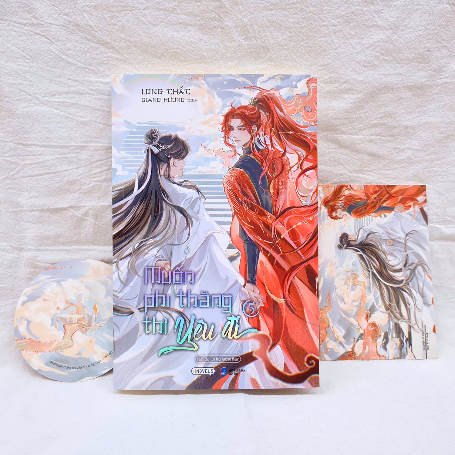 muốn phi thăng thì yêu đi - tập 5 - bản đặc biệt - bìa cứng - tặng kèm bookmark tròn hai mặt + ticket hologram hai mặt + huy hiệu phủ nhũ + standee chibi - Ảnh 5