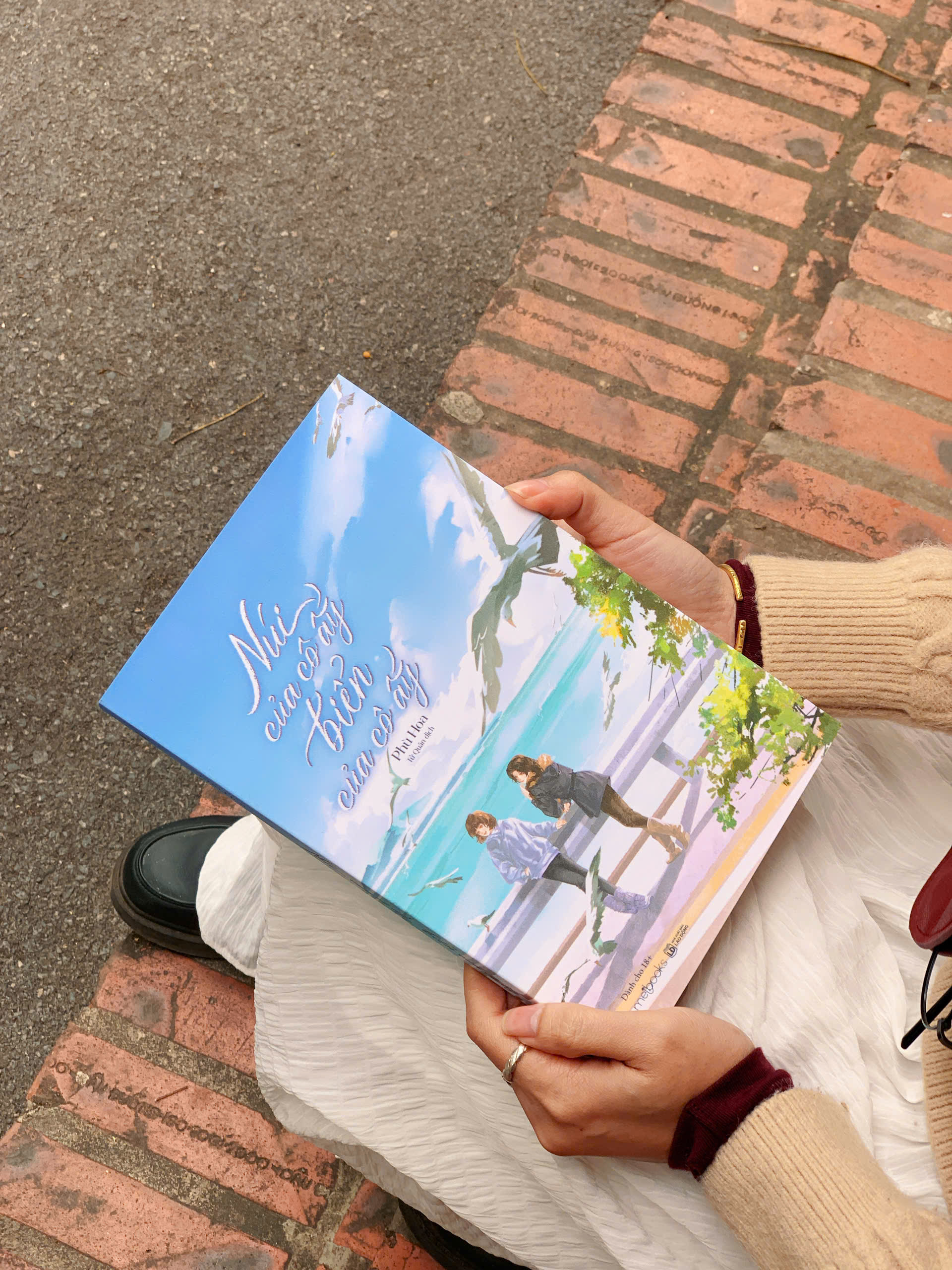 Núi Của Cô Ấy, Biển Của Cô Ấy (Tái Bản 2026) - Bản Đặc Biệt - Tặng Kèm Bookmark + Card PVC + Standee + Poster - Ảnh 5
