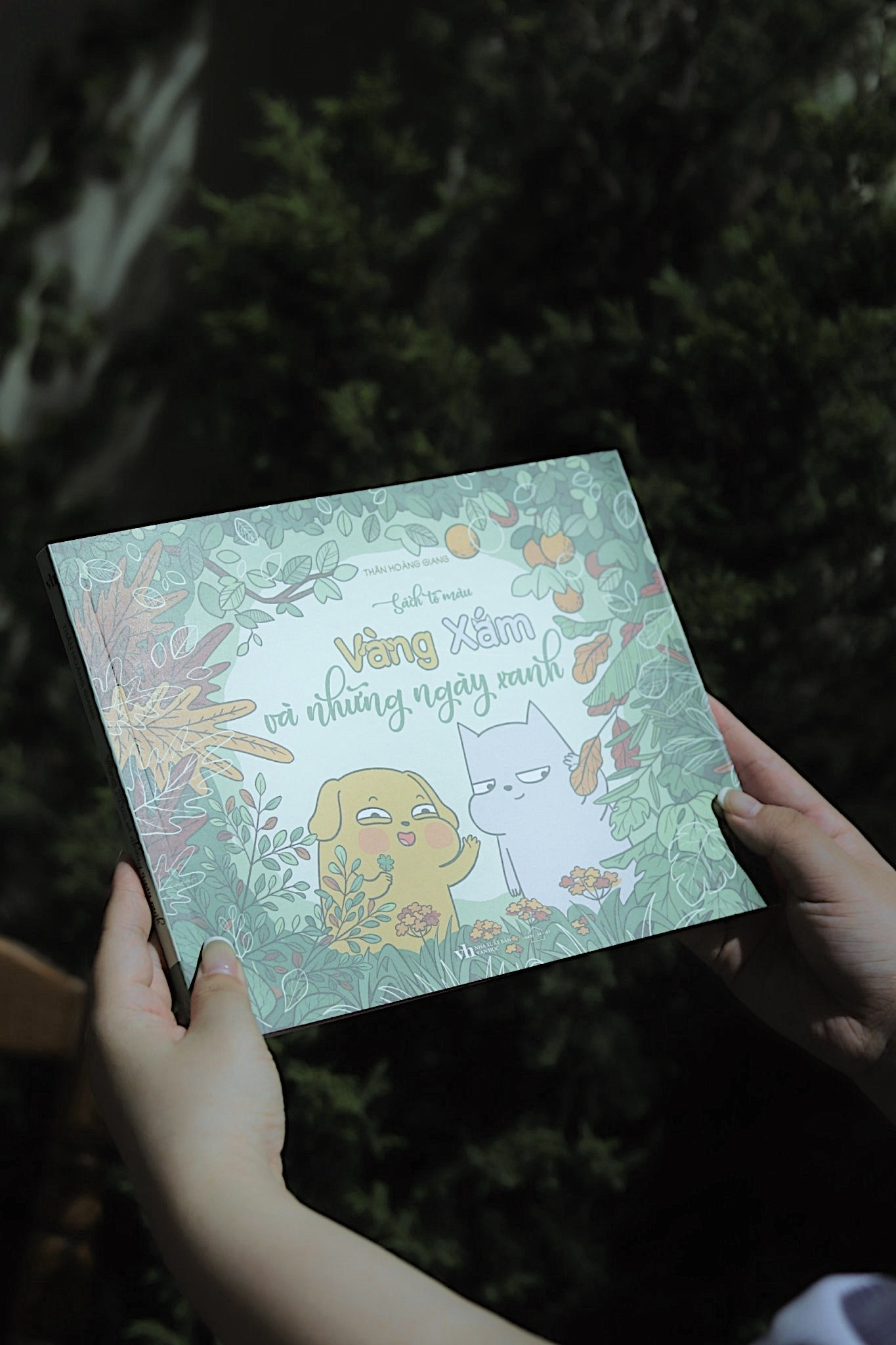sách tô màu - vàng xám và những ngày xanh - bản đặc biệt - tặng kèm sticker + postcard + móc khóa ngẫu nhiên 1 trong 2 mẫu - Ảnh 5