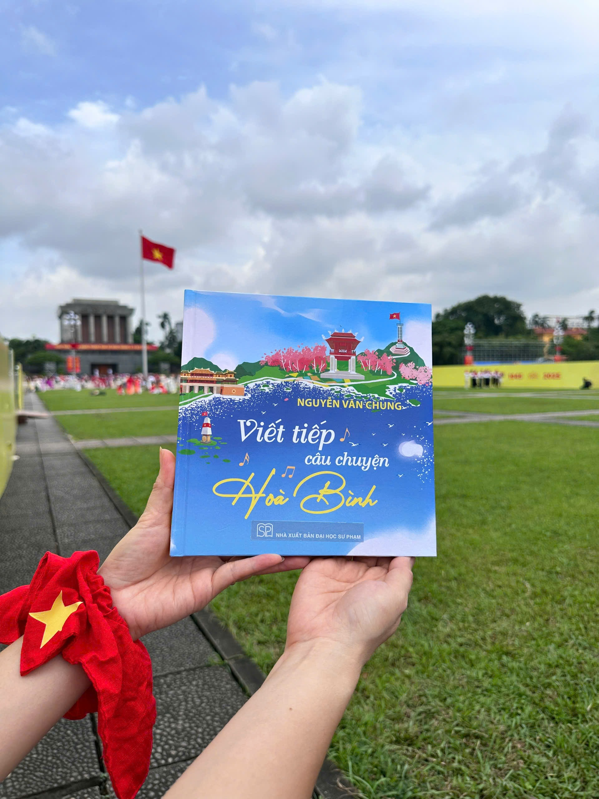 Viết Tiếp Câu Chuyện Hoà Bình - Bìa Cứng - Tặng Kèm Postcard Kèm Chữ Ký Tác Giả - Ảnh 9